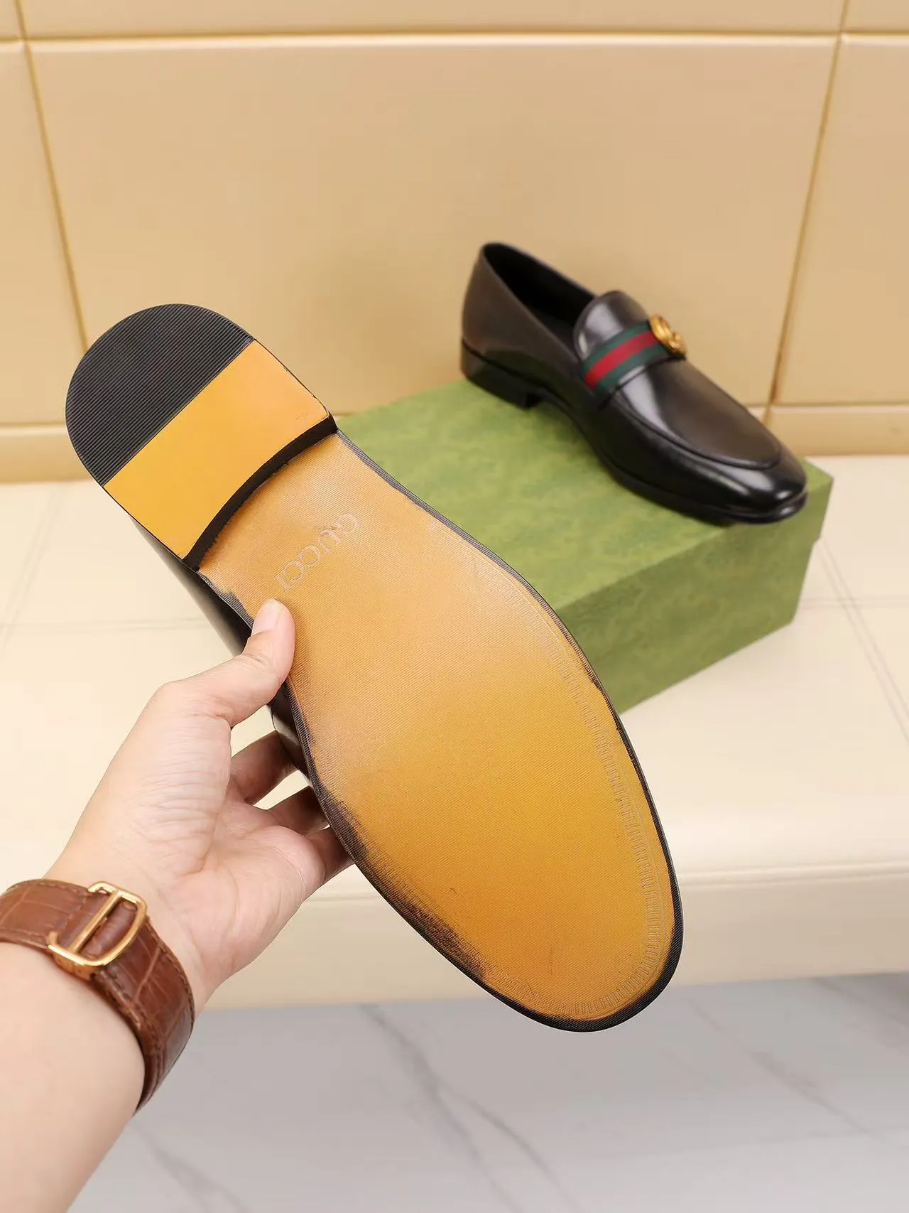 Men's men's shoes 💰440 🆘【GUCCI】Gucci ·🐂里· Hot-selling beanie shoes, top brand luxury, top quality, latest fashion beanie shoes.. The upper is made of original high mercerized smooth cow suede. (Full top-layer water-dyed 🐂 leather and lining). The original stylish and stylish soft rubber wear-resistant and non-slip outsole is light and comfortable on the foot, available in 2 colors! Matching code: 39-45 (38.46. Customized)